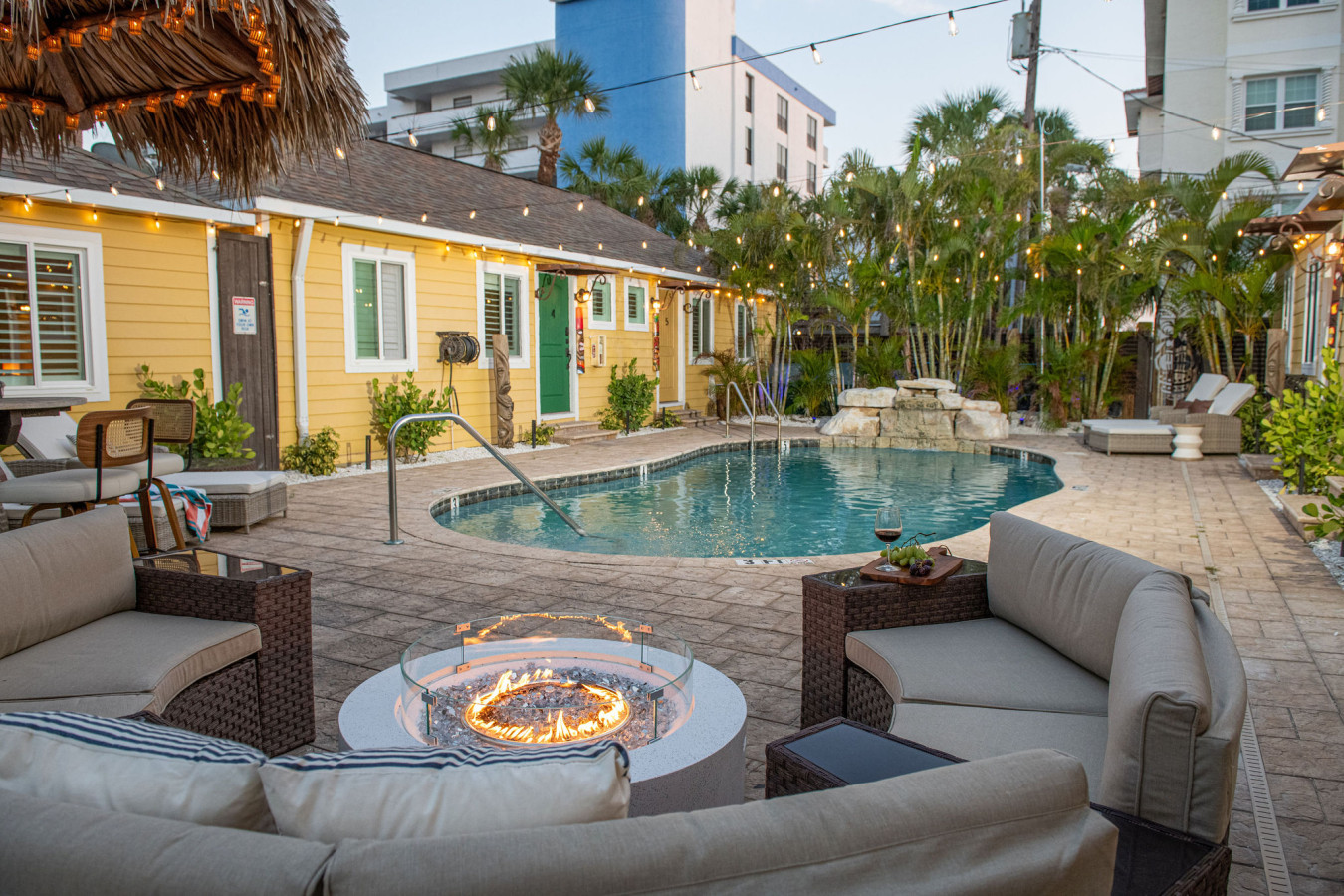 Sleeps 24-Beachfront Entire Resort- Outdoor Pool 7BR - Madeira Beach