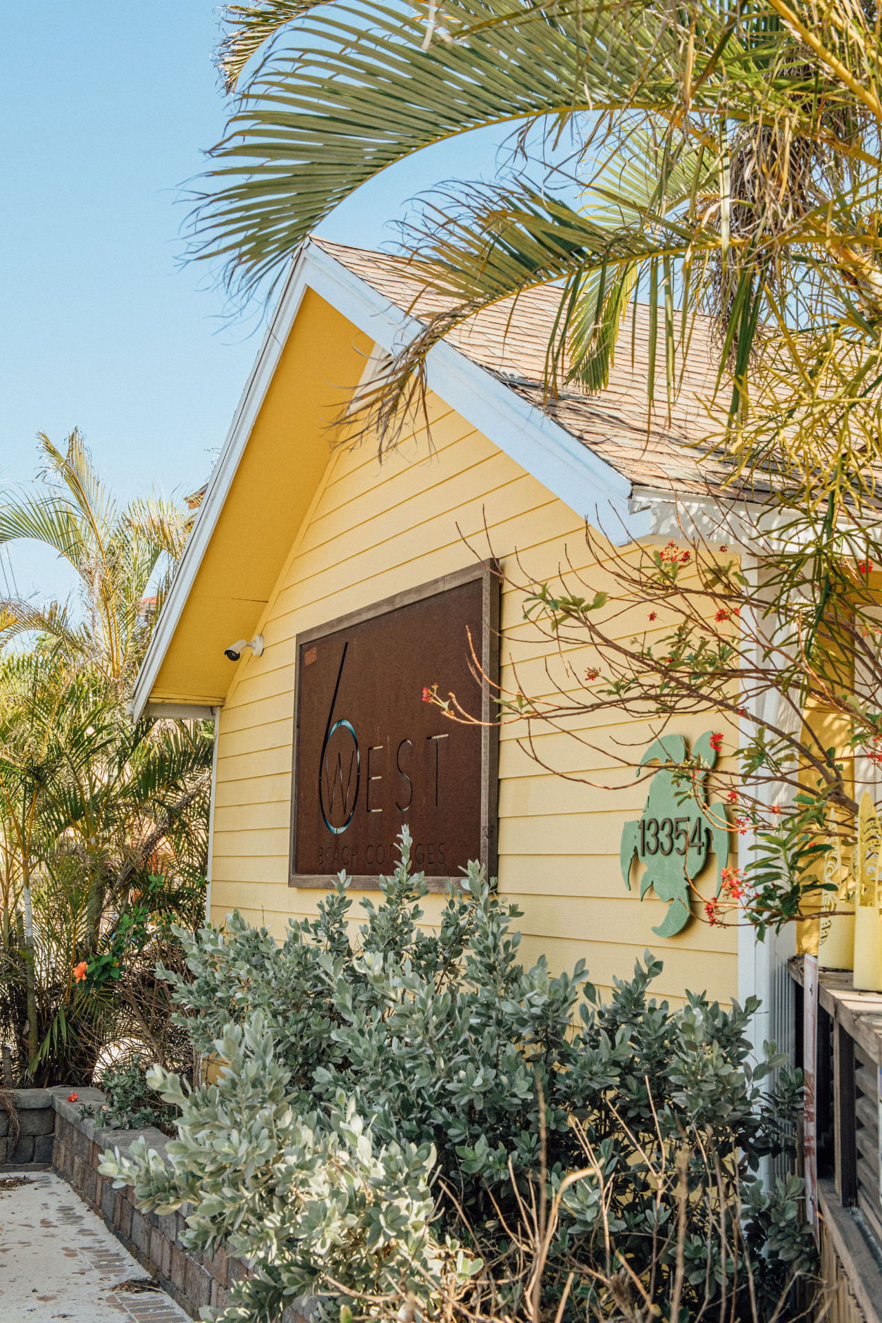 Sleeps 24-Beachfront Entire Resort- Outdoor Pool 7BR - Madeira Beach