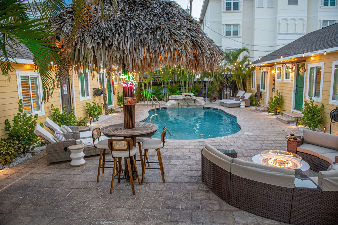 Sleeps 24-Beachfront Entire Resort- Outdoor Pool 7BR - Madeira Beach