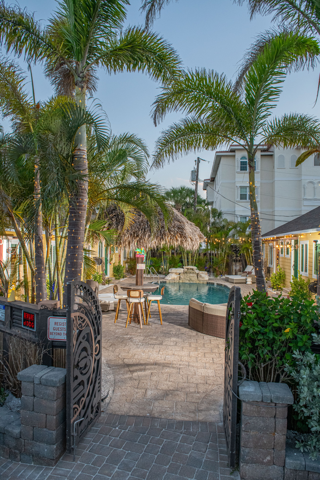 Sleeps 24-Beachfront Entire Resort- Outdoor Pool 7BR - Madeira Beach