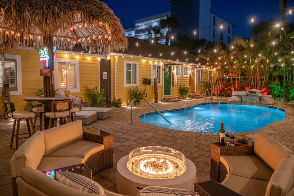 Sleeps 24-Beachfront Entire Resort- Outdoor Pool 7BR - Madeira Beach