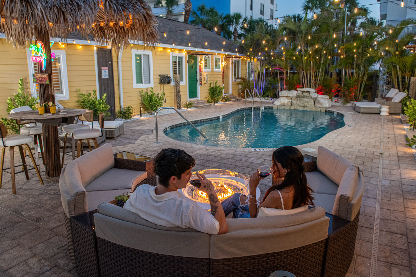 Sleeps 24-Beachfront Entire Resort- Outdoor Pool 7BR - Madeira Beach