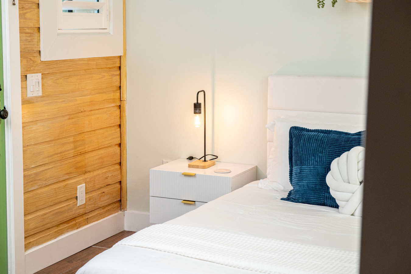 Sleeps 24-Beachfront Entire Resort- Outdoor Pool 7BR - Madeira Beach