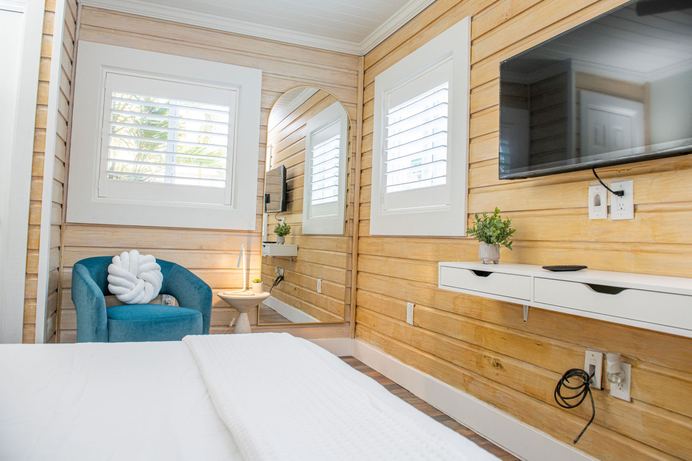 Sleeps 24-Beachfront Entire Resort- Outdoor Pool 7BR - Madeira Beach