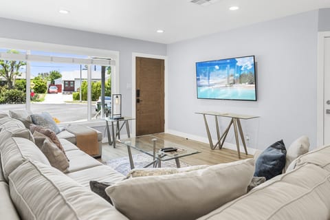 UPSCALE & UPGRADED BEAUTIFUL SPACIOUS 3BR *HOUSE* in ENCINO, FULLY RENOVATED with GARAGE & VERY LARGE FENCED YARD/PATIO AT END OF CUL-DE-SAC p84