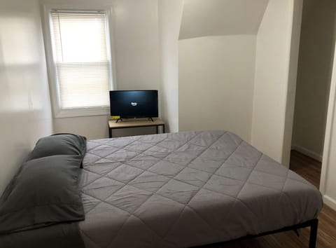 Private apartment with 3 bedrooms and 1 bathroom near Newark International Airport EWR and New York City