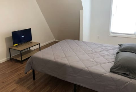 Private apartment with 3 bedrooms and 1 bathroom near Newark International Airport EWR and New York City