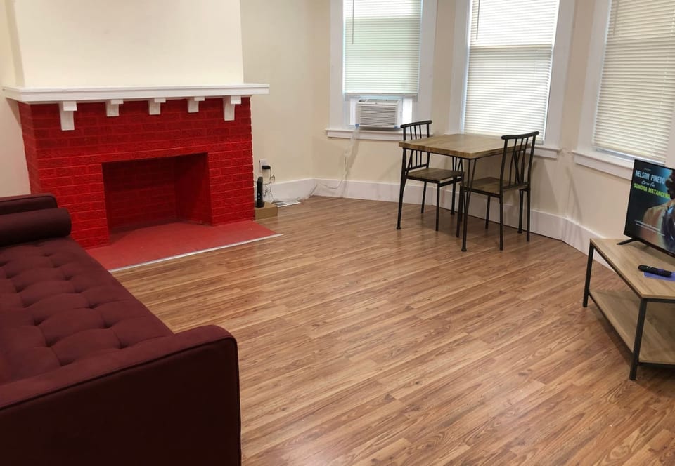 Spacious and private apartment with 3 bedrooms and 1 bathroom near Newark International Airport EWR and New York City, MetLife Stadium 20 minutes away - Newark