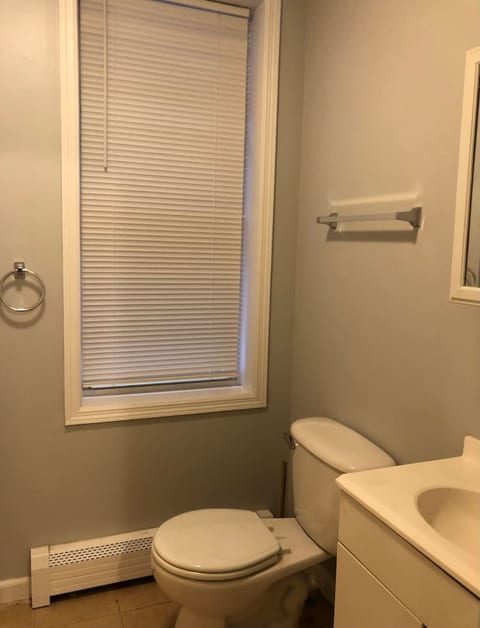 Private 2-bedroom apartment, free parking, direct bus to NYC Manhattan only 2 blocks away, MetLife Stadium 25 minutes away