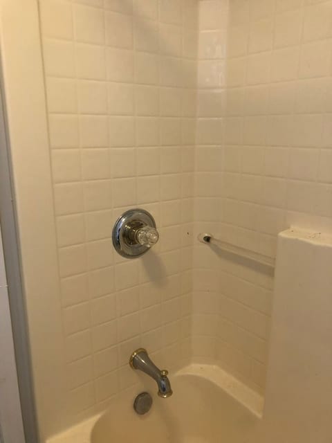Private 2-bedroom apartment, free parking, direct bus to NYC Manhattan only 2 blocks away, MetLife Stadium 25 minutes away