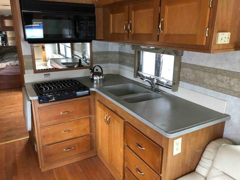 Private 1-bedroom RV, direct bus to NYC Manhattan only 2 blocks away