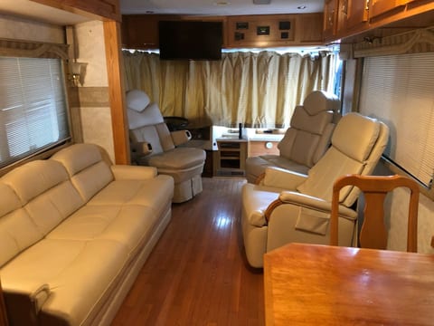 Private 1-bedroom RV, direct bus to NYC Manhattan only 2 blocks away