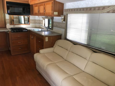 Private 1-bedroom RV, direct bus to NYC Manhattan only 2 blocks away