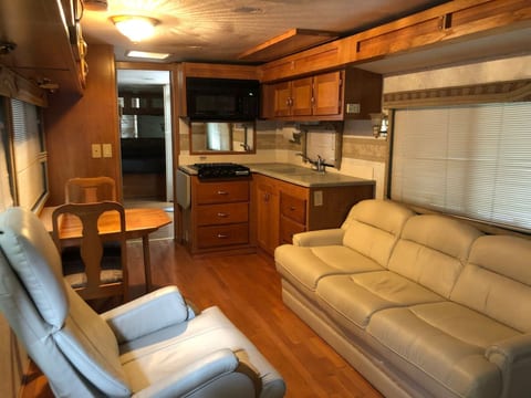 Private 1-bedroom RV, direct bus to NYC Manhattan only 2 blocks away