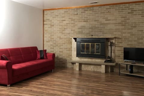Private house with 4 bedrooms and 2 bathrooms, direct NYC Manhattan train only 10 minute walk away