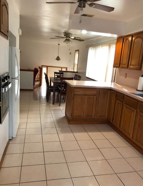 Private house with 4 bedrooms and 2 bathrooms, direct NYC Manhattan train only 10 minute walk away