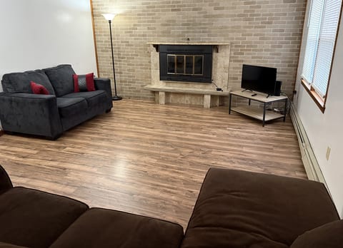 Private house with 4 bedrooms and 2 bathrooms, direct NYC Manhattan train only 10 minute walk away