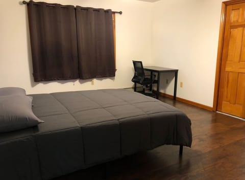 Private house with 4 bedrooms and 2 bathrooms, direct NYC Manhattan train only 10 minute walk away