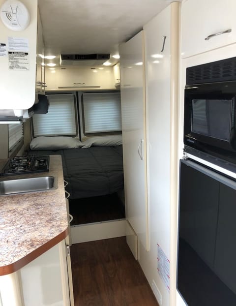Private and cozy RV, direct bus to NYC Manhattan only 2 blocks away
