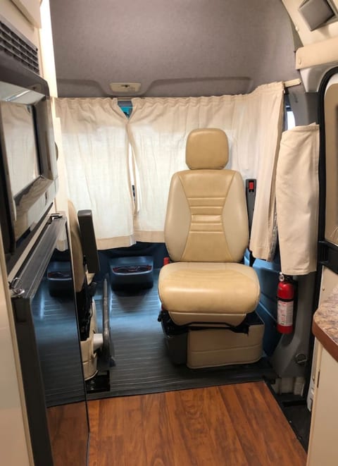Private and cozy RV, direct bus to NYC Manhattan only 2 blocks away