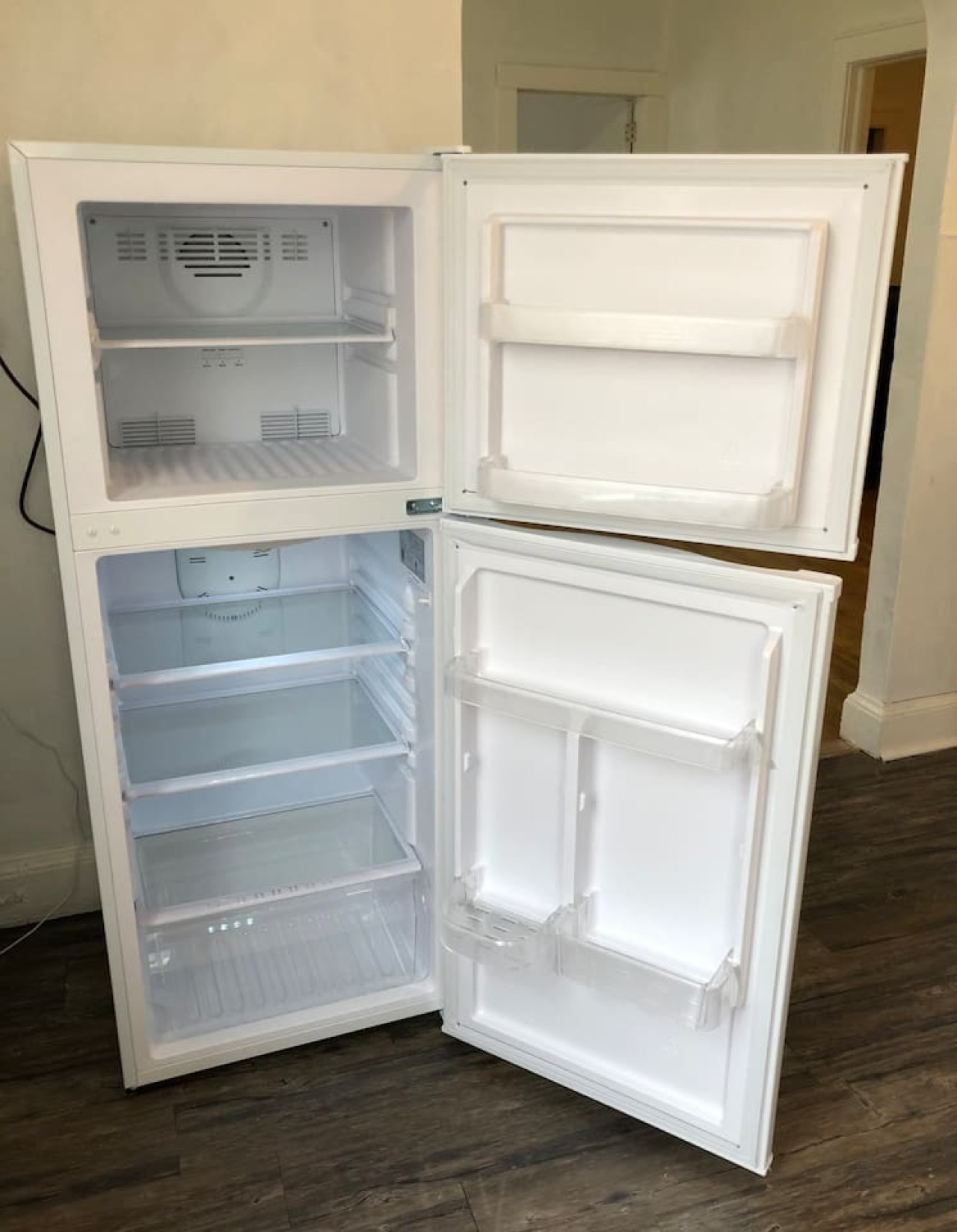 spacious-2-bedroom-apartment-with-1-bathroom-and-private-street-entrance/