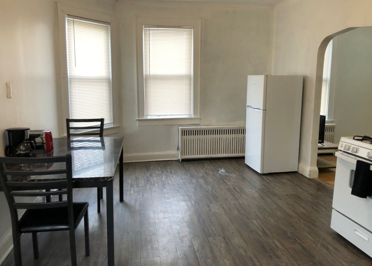 spacious-2-bedroom-apartment-with-1-bathroom-and-private-street-entrance/