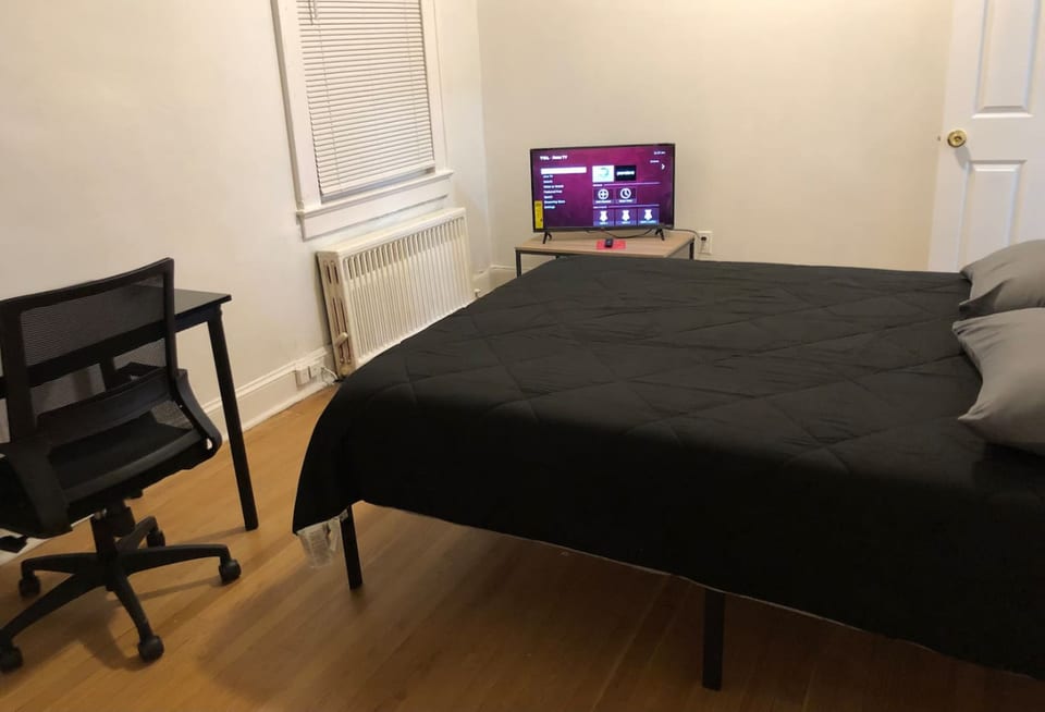 Spacious 2-bedroom apartment with 1-bathroom and private street entrance, MetLife Stadium 25 minutes away - Paterson