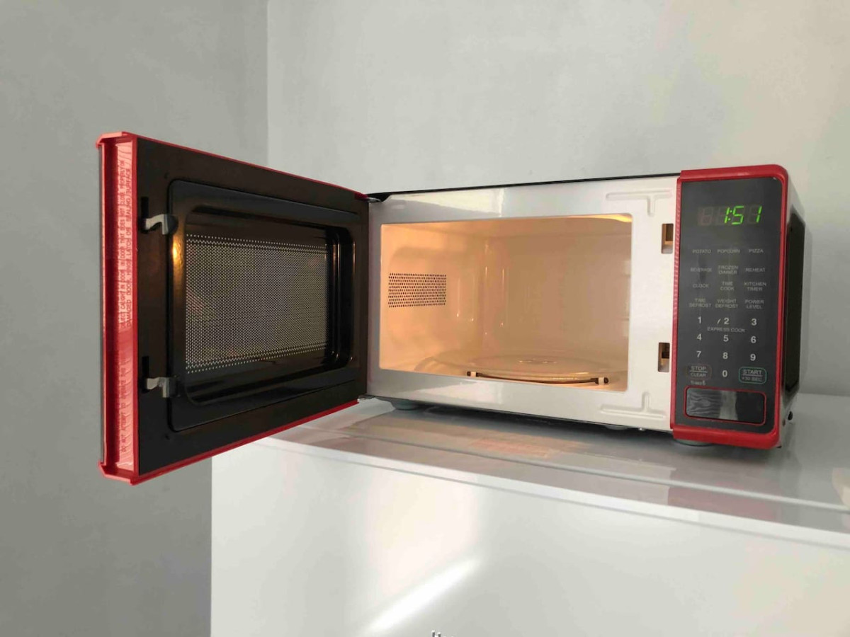 spacious-2-bedroom-apartment-with-1-bathroom-and-private-street-entrance/