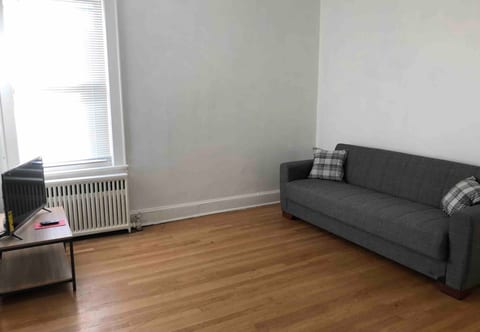 Spacious 2-bedroom apartment with 1-bathroom and private street entrance