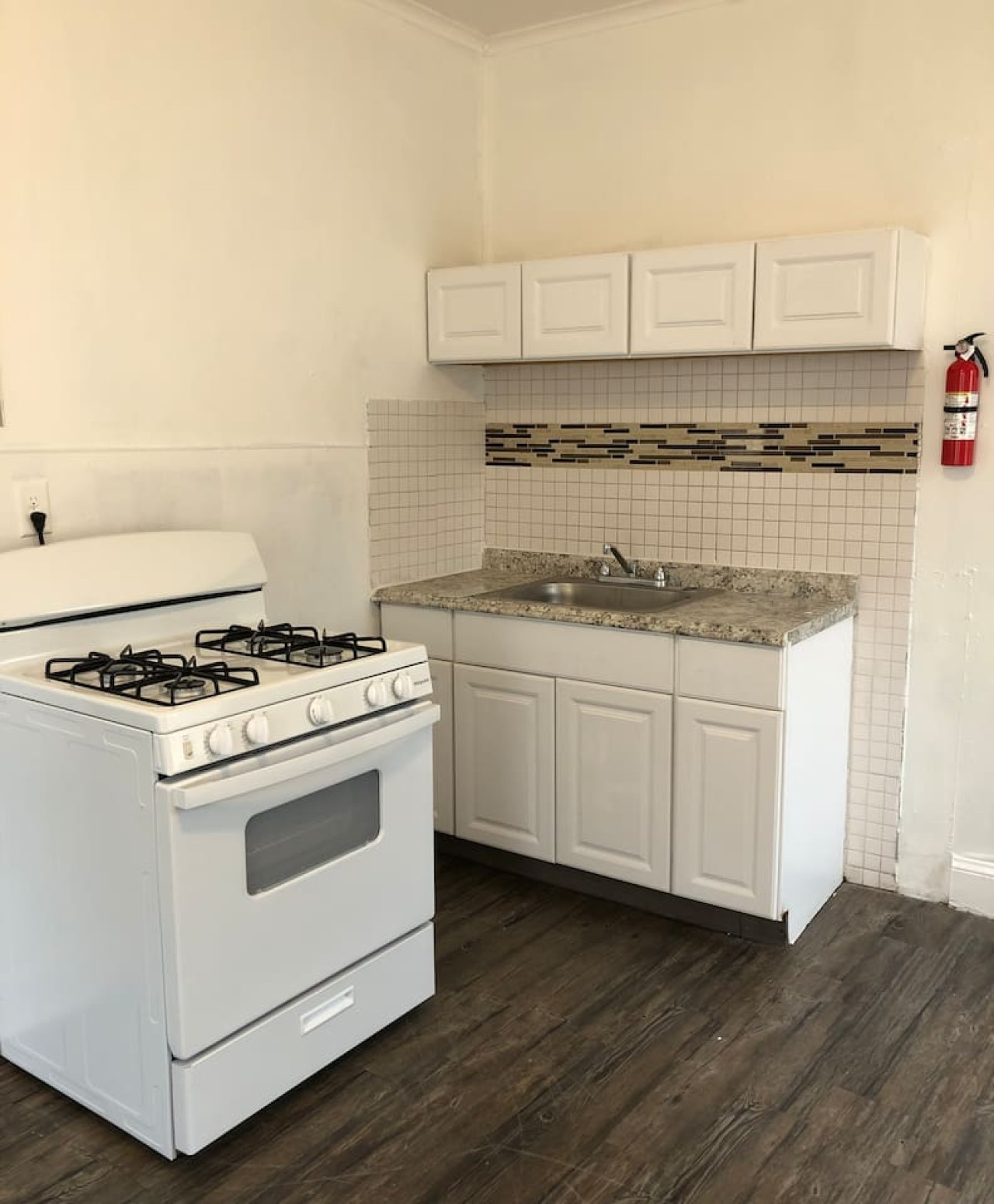 spacious-2-bedroom-apartment-with-1-bathroom-and-private-street-entrance/