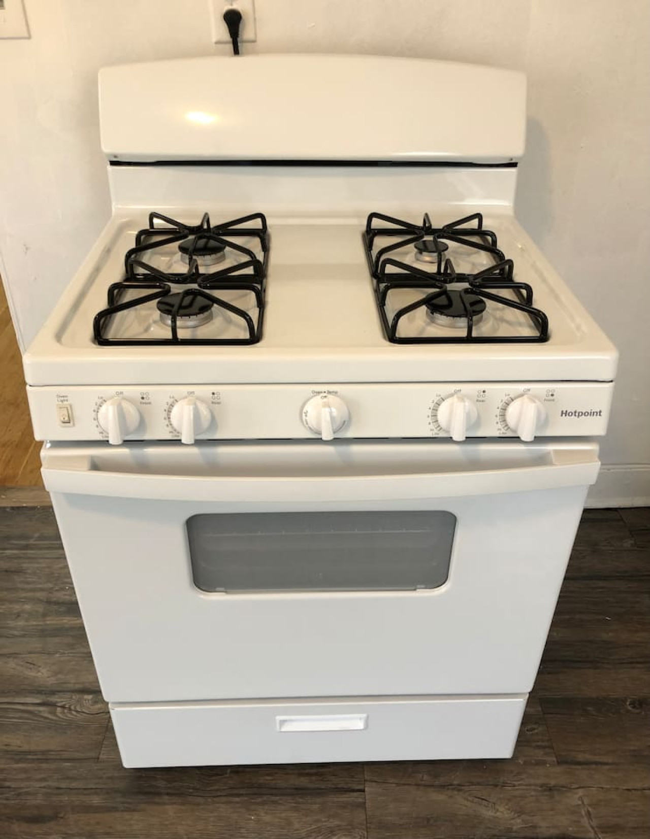 spacious-2-bedroom-apartment-with-1-bathroom-and-private-street-entrance/