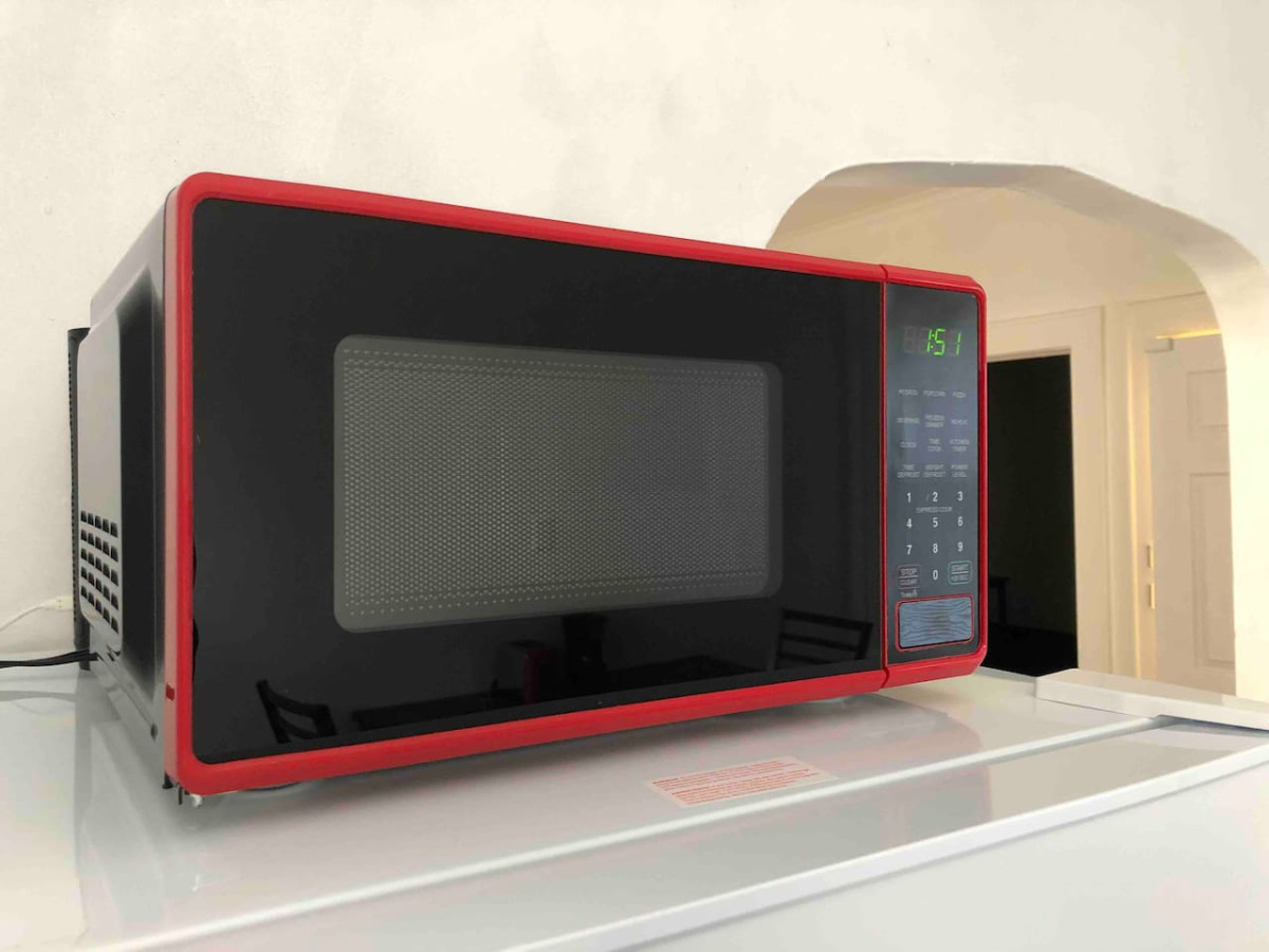 spacious-2-bedroom-apartment-with-1-bathroom-and-private-street-entrance/