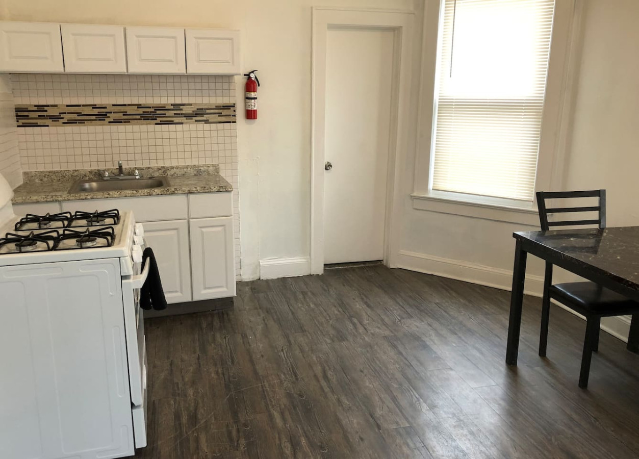 spacious-2-bedroom-apartment-with-1-bathroom-and-private-street-entrance/