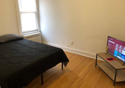 Spacious 2-bedroom apartment with 1-bathroom and private street entrance