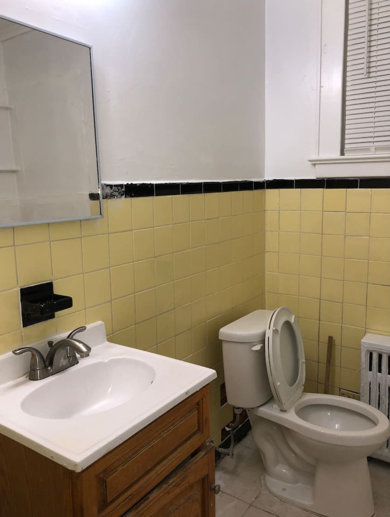 spacious-2-bedroom-apartment-with-1-bathroom-and-private-street-entrance/