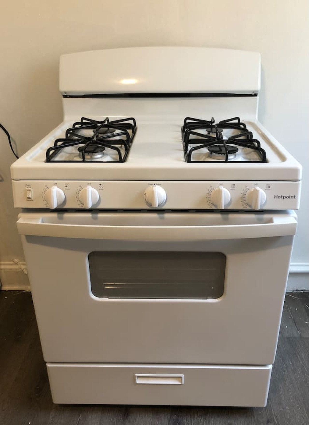 spacious-2-bedroom-apartment-with-1-bathroom-and-private-street-entrance/