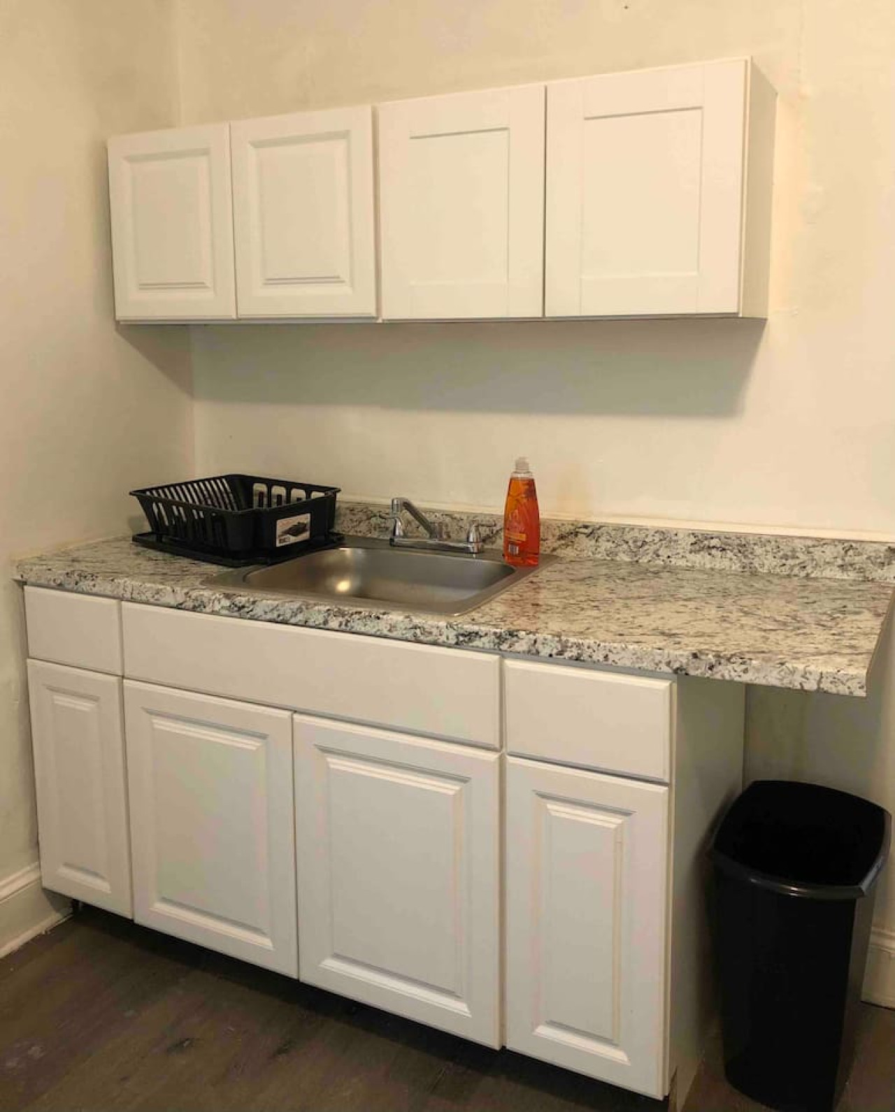 spacious-2-bedroom-apartment-with-1-bathroom-and-private-street-entrance/