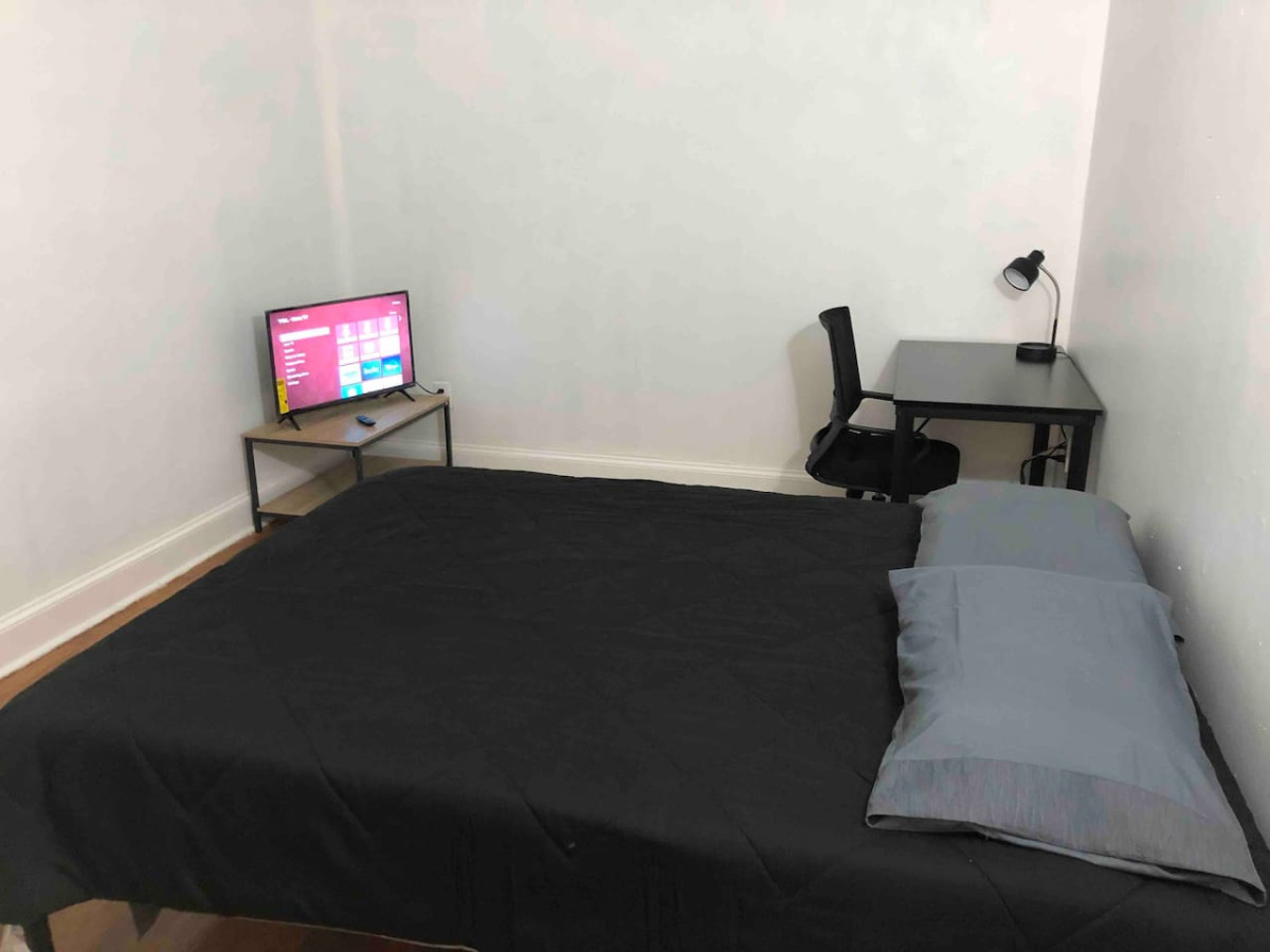 spacious-2-bedroom-apartment-with-1-bathroom-and-private-street-entrance/