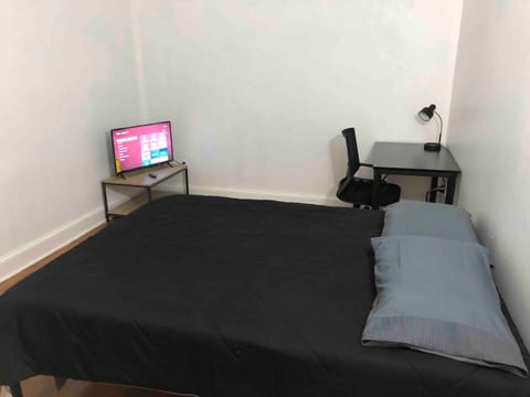 Spacious 2-bedroom apartment with 1-bathroom and private street entrance