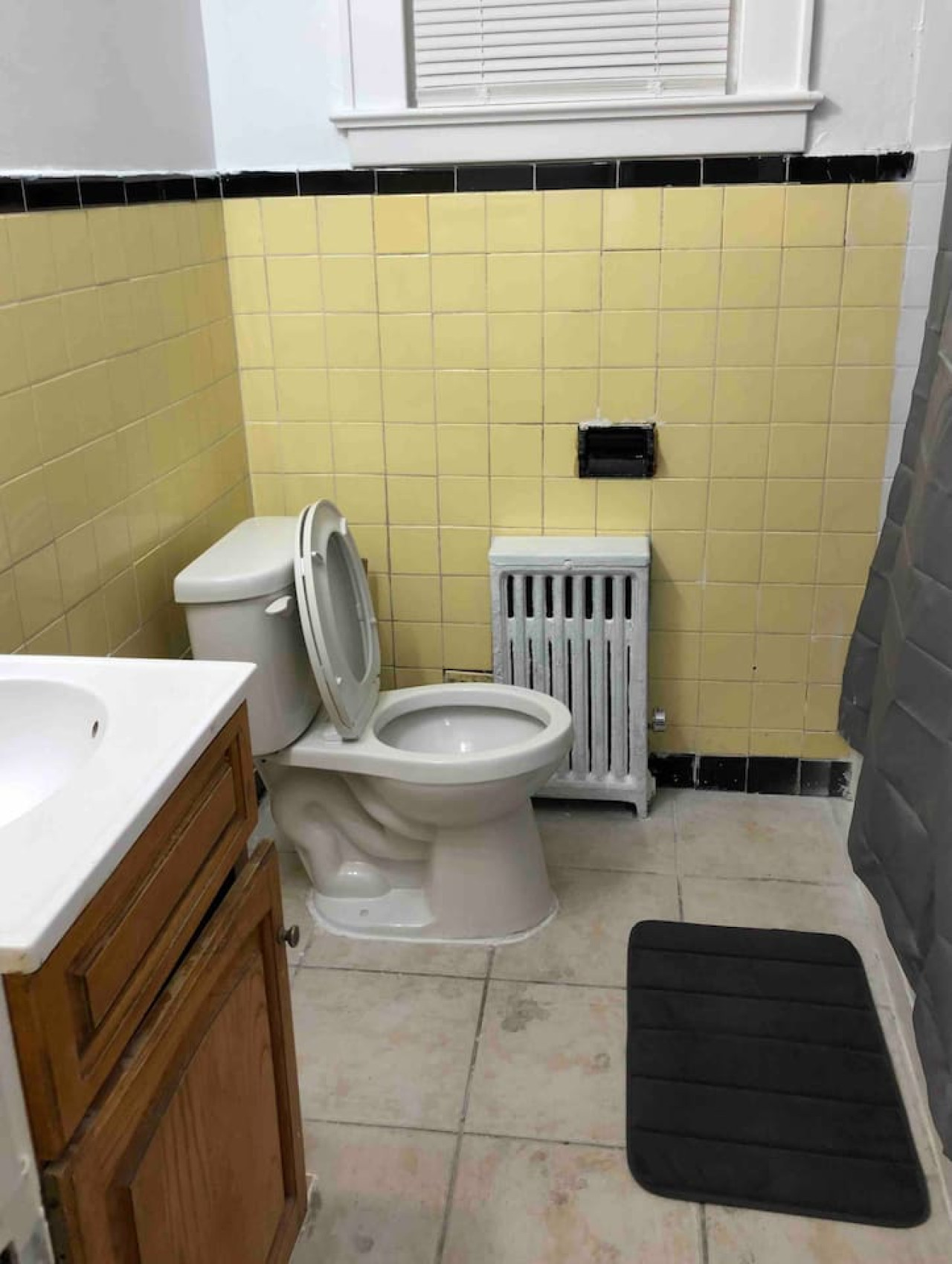 spacious-2-bedroom-apartment-with-1-bathroom-and-private-street-entrance/