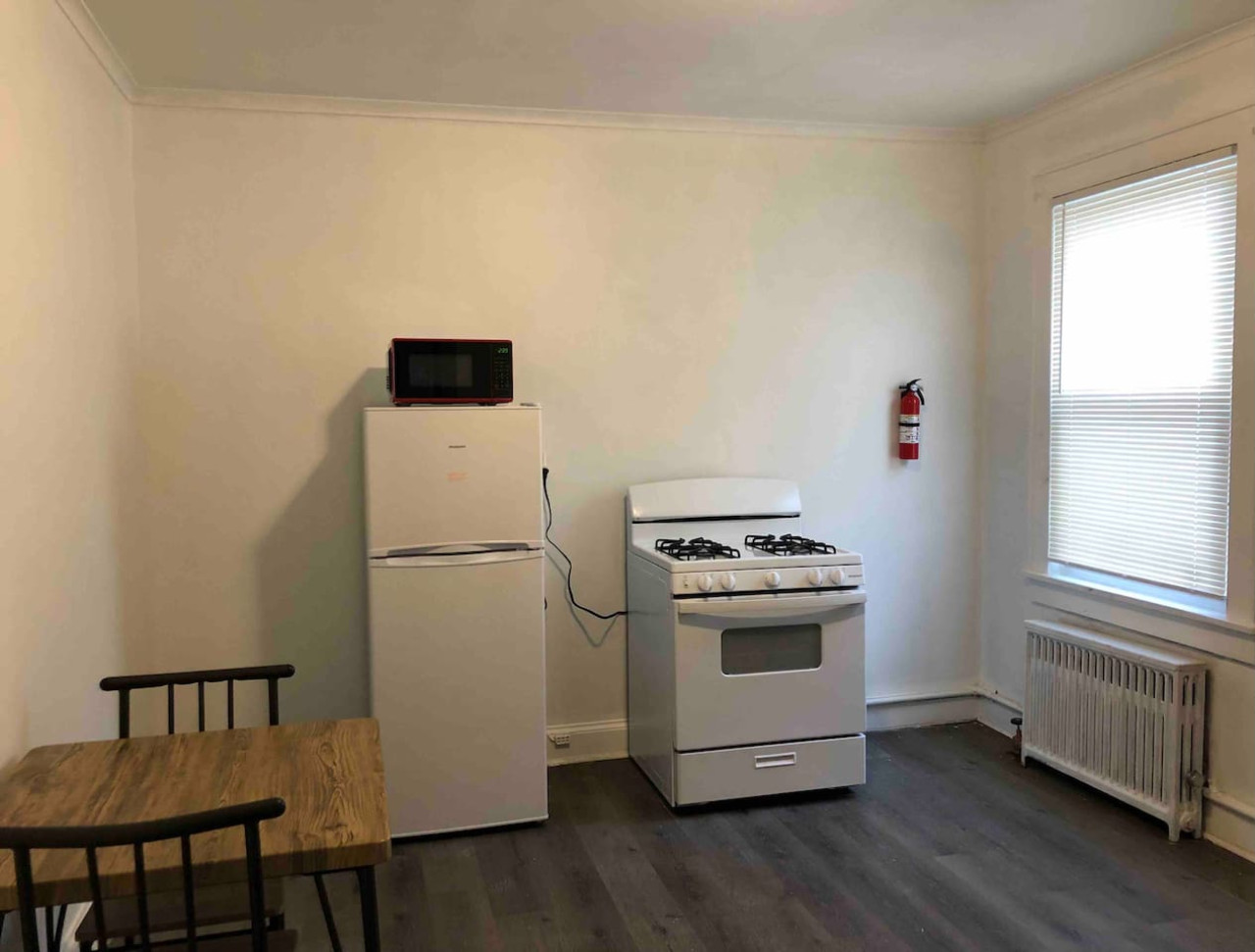 spacious-2-bedroom-apartment-with-1-bathroom-and-private-street-entrance/