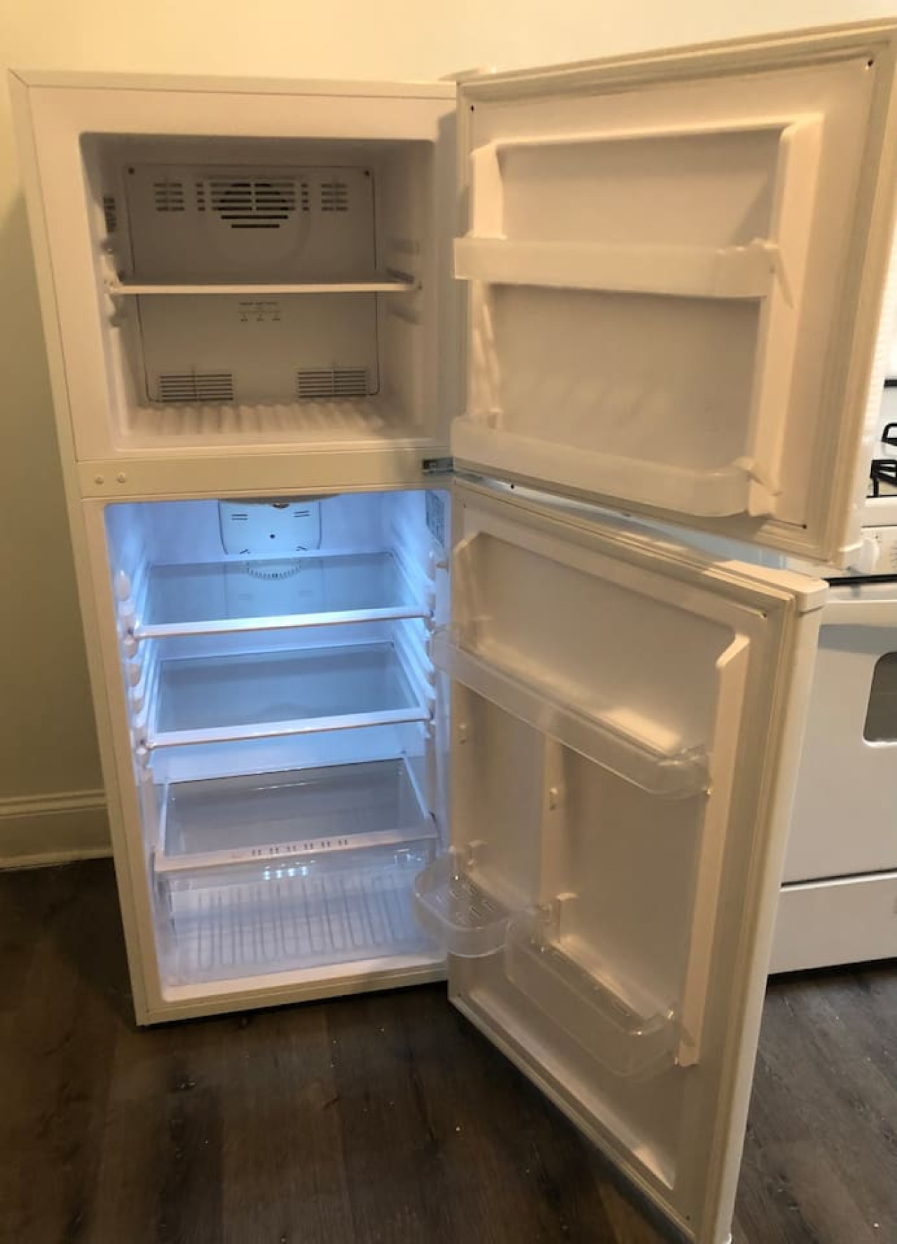 spacious-2-bedroom-apartment-with-1-bathroom-and-private-street-entrance/