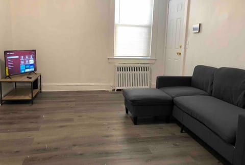 Spacious 2-bedroom apartment with 1-bathroom and private street entrance