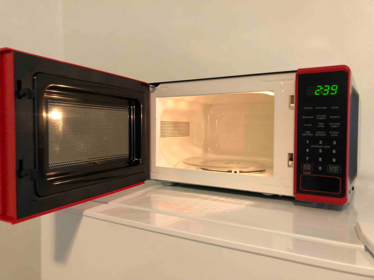 spacious-2-bedroom-apartment-with-1-bathroom-and-private-street-entrance/