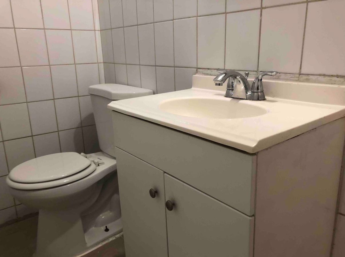 spacious-and-bright-2-bedroom-apartment-with-1-bathroom-and-private-street-entrance/