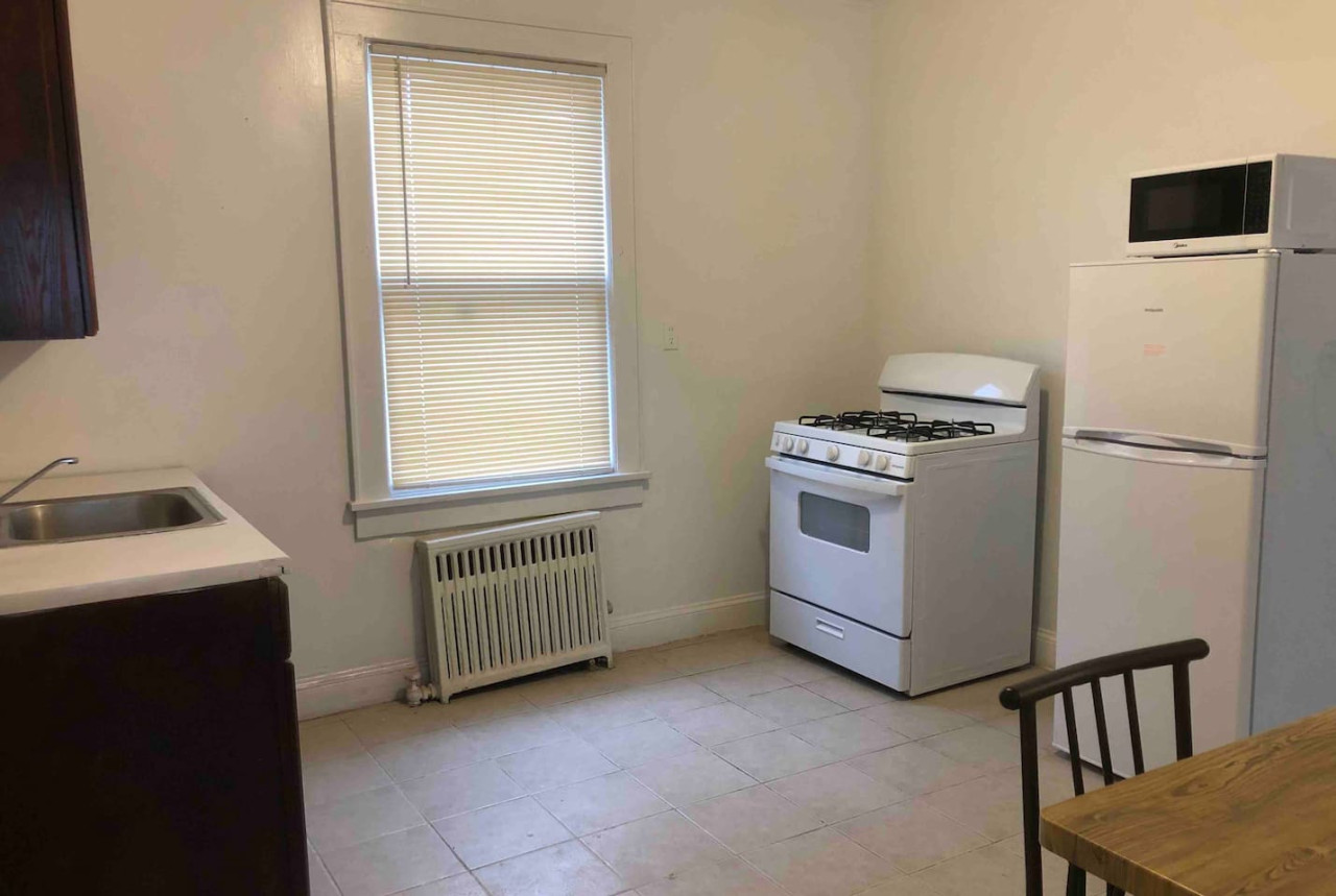 spacious-and-bright-2-bedroom-apartment-with-1-bathroom-and-private-street-entrance/