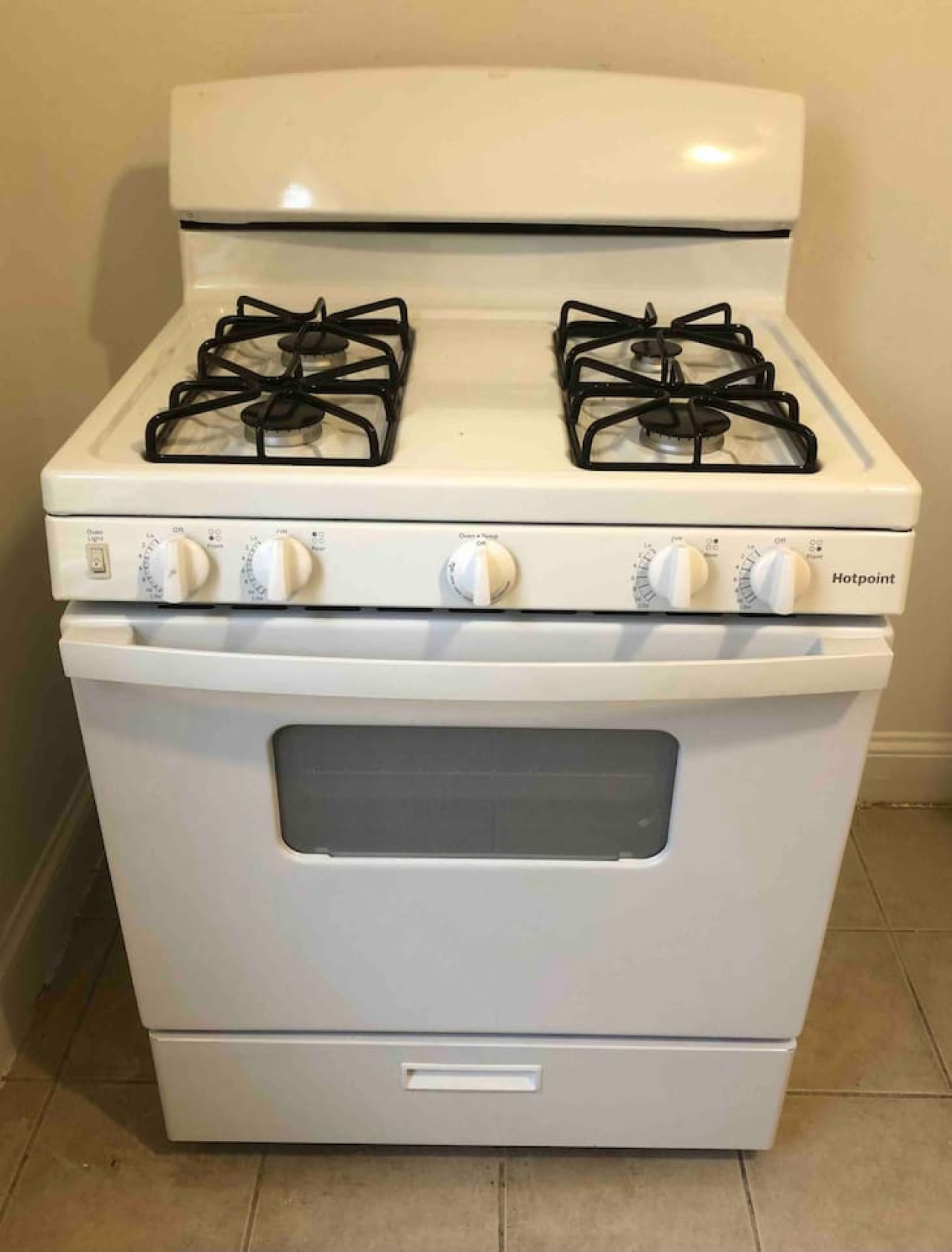 spacious-and-bright-2-bedroom-apartment-with-1-bathroom-and-private-street-entrance/