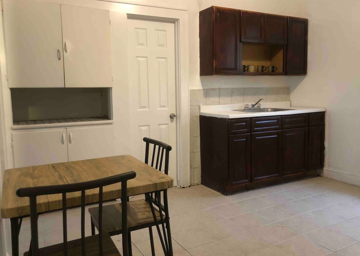 spacious-and-bright-2-bedroom-apartment-with-1-bathroom-and-private-street-entrance/