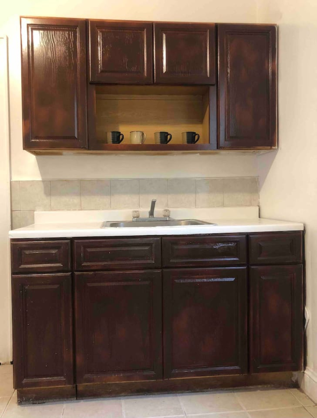 spacious-and-bright-2-bedroom-apartment-with-1-bathroom-and-private-street-entrance/