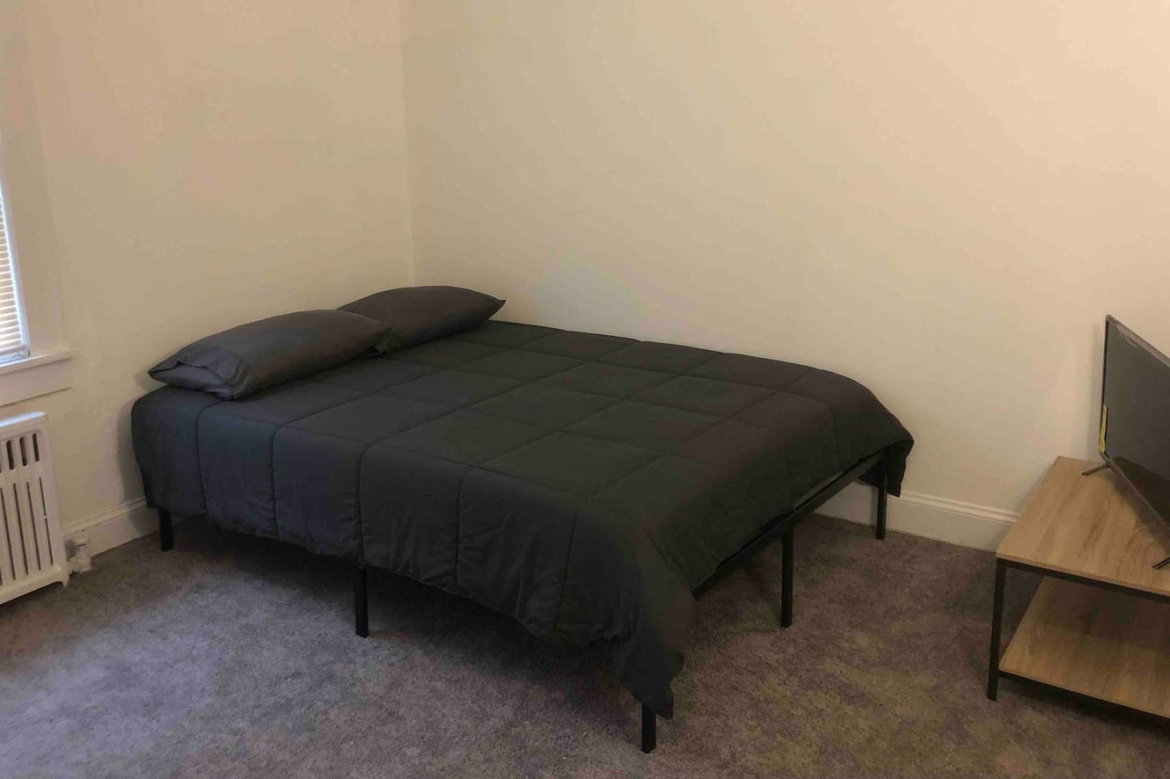 spacious-and-bright-2-bedroom-apartment-with-1-bathroom-and-private-street-entrance/